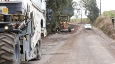Imagem referente à notícia: Prefeitura avança com obra pavimentação da Estrada Jacob Munhak e marca avanço histórico no interior de Cascavel