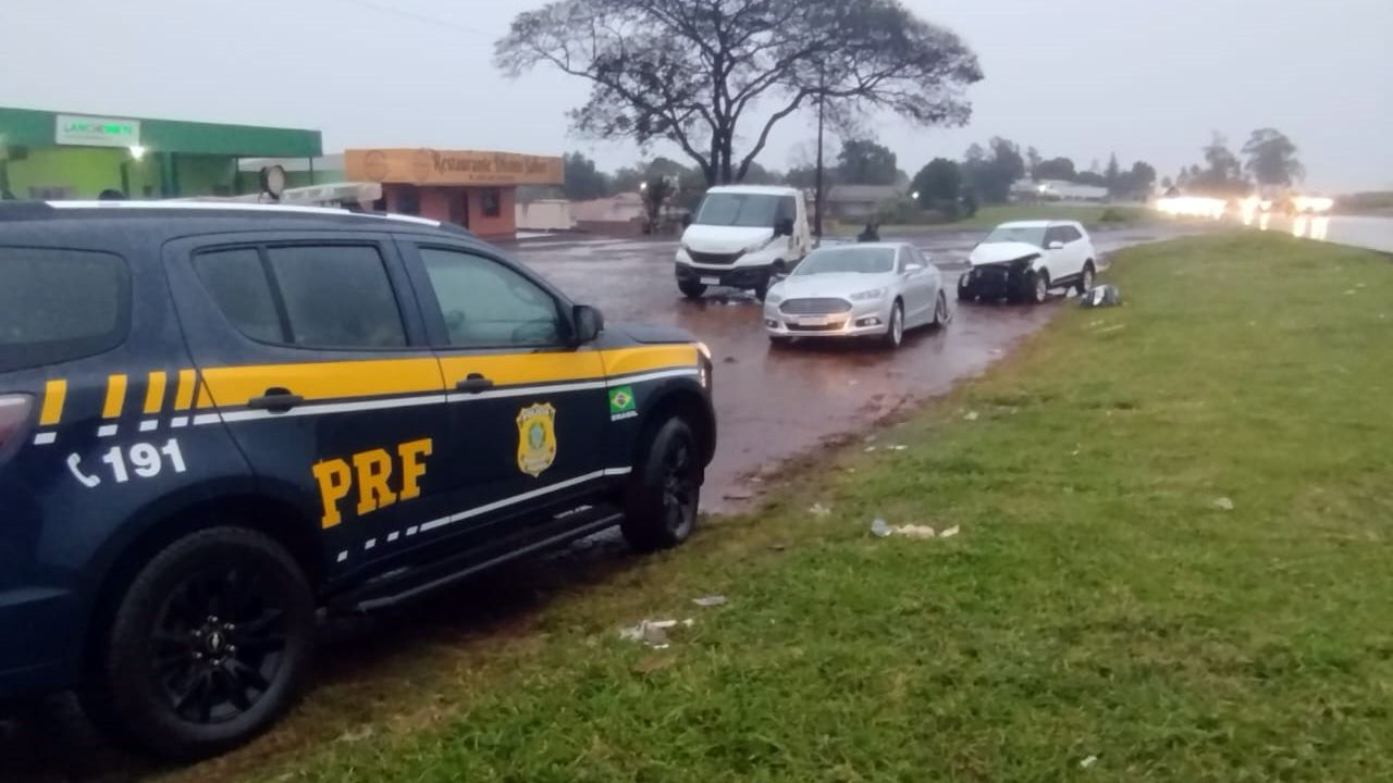 Motorista perde controle da direção e provoca colisão entre carros na BR-369, em Corbélia