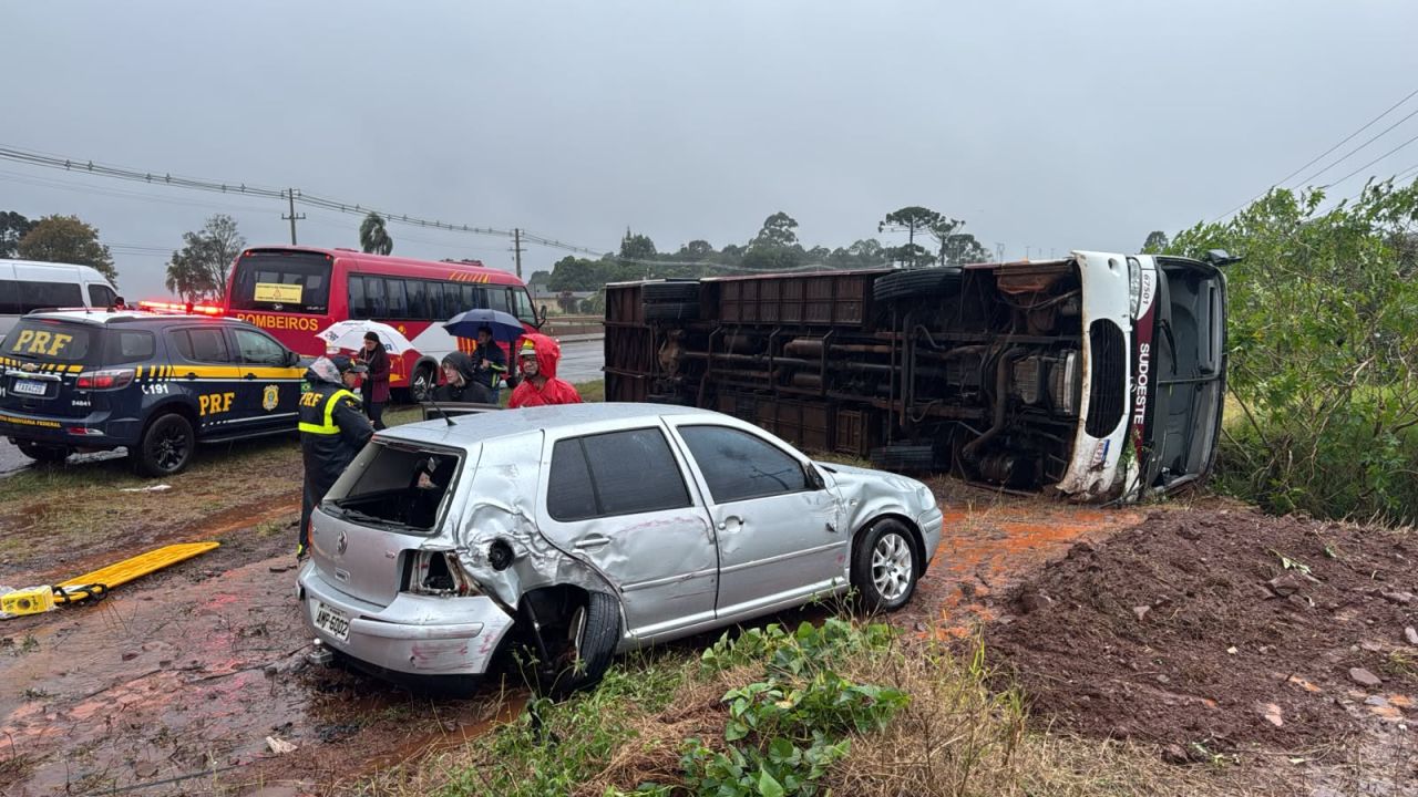 Ônibus tomba após colisão na BR-277 e deixa 22 vítimas; duas estão em estado grave em Cascavel