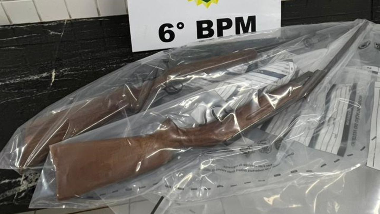 Durante patrulhamento na zona rural, PM apreende espingarda e arma de pressão abandonadas
