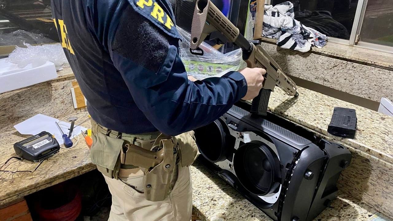 PRF apreende fuzil escondido dentro de caixa de som durante fiscalização na BR-277, em Santa Terezinha de Itaipu