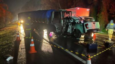 Imagem referente à notícia: Motorista morre em colisão frontal entre caminhonete e caminhão na BR-277 em Guaraniaçu