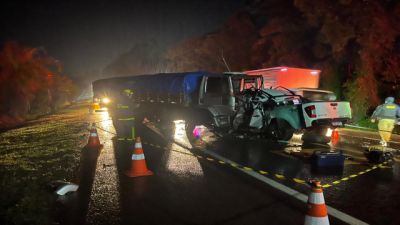Imagem referente à notícia: Motorista morre em colisão frontal entre caminhonete e caminhão na BR-277 em Guaraniaçu