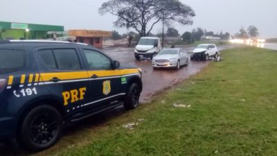 Imagem referente à notícia: Motorista perde controle da direção e provoca colisão entre carros na BR-369, em Corbélia