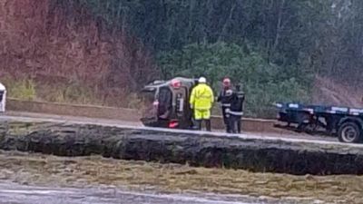 Imagem referente à notícia: Duster aquaplana na BR-163, sai da pista e capota em Santa Lúcia; dois trabalhadores ficam feridos