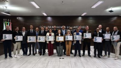 Imagem referente à notícia: Câmara de Cascavel homenageia entidades, empresa e profissionais com Votos de Louvor em sessão lotada