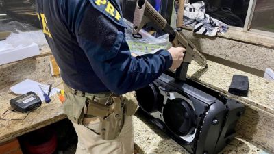 Imagem referente à notícia: PRF apreende fuzil escondido dentro de caixa de som durante fiscalização na BR-277, em Santa Terezinha de Itaipu