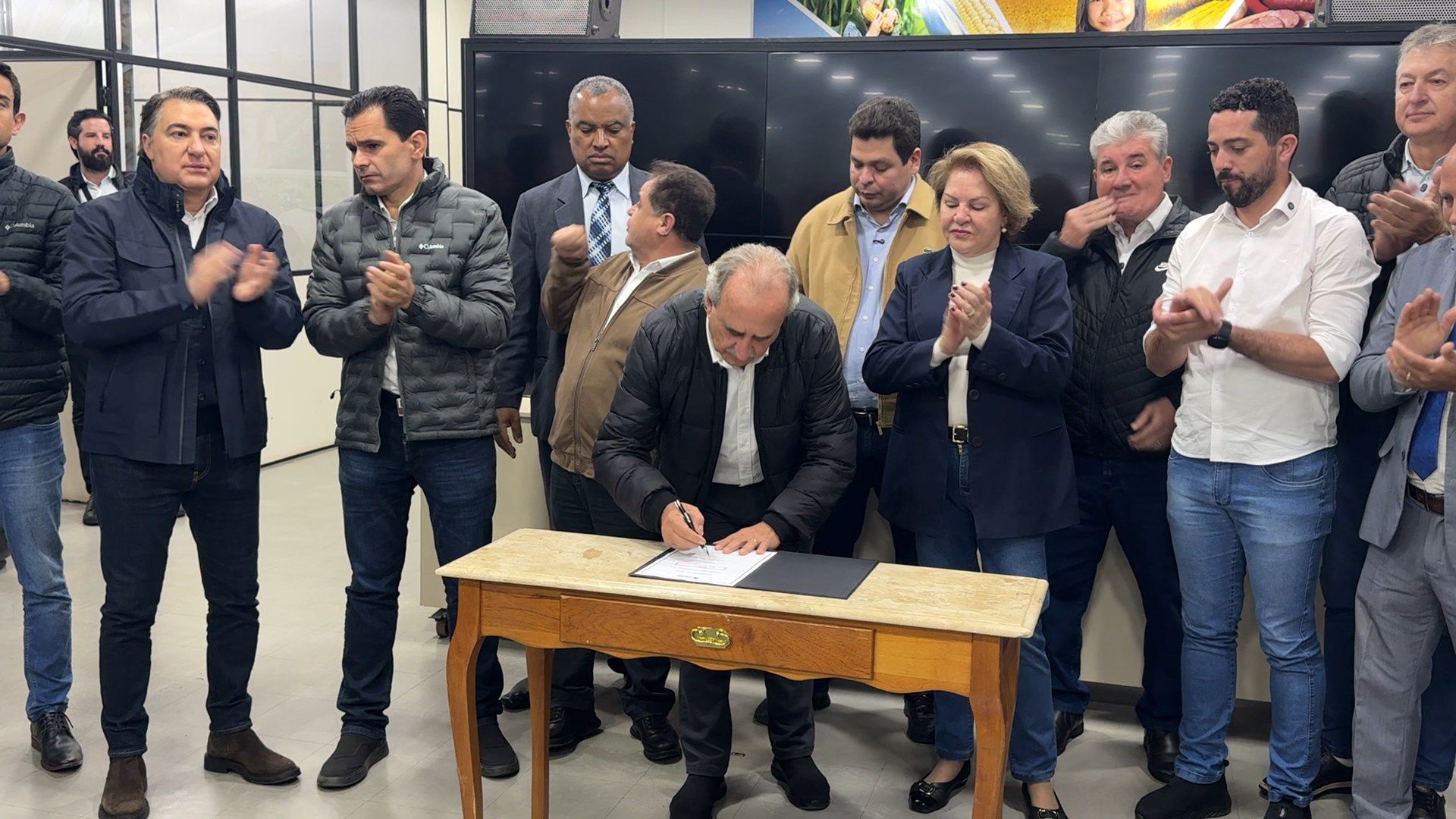 Imagem referente a notícia: Cascavel autoriza R$ 56,3 milhões em recape e anuncia novos investimentos para recuperação das ruas