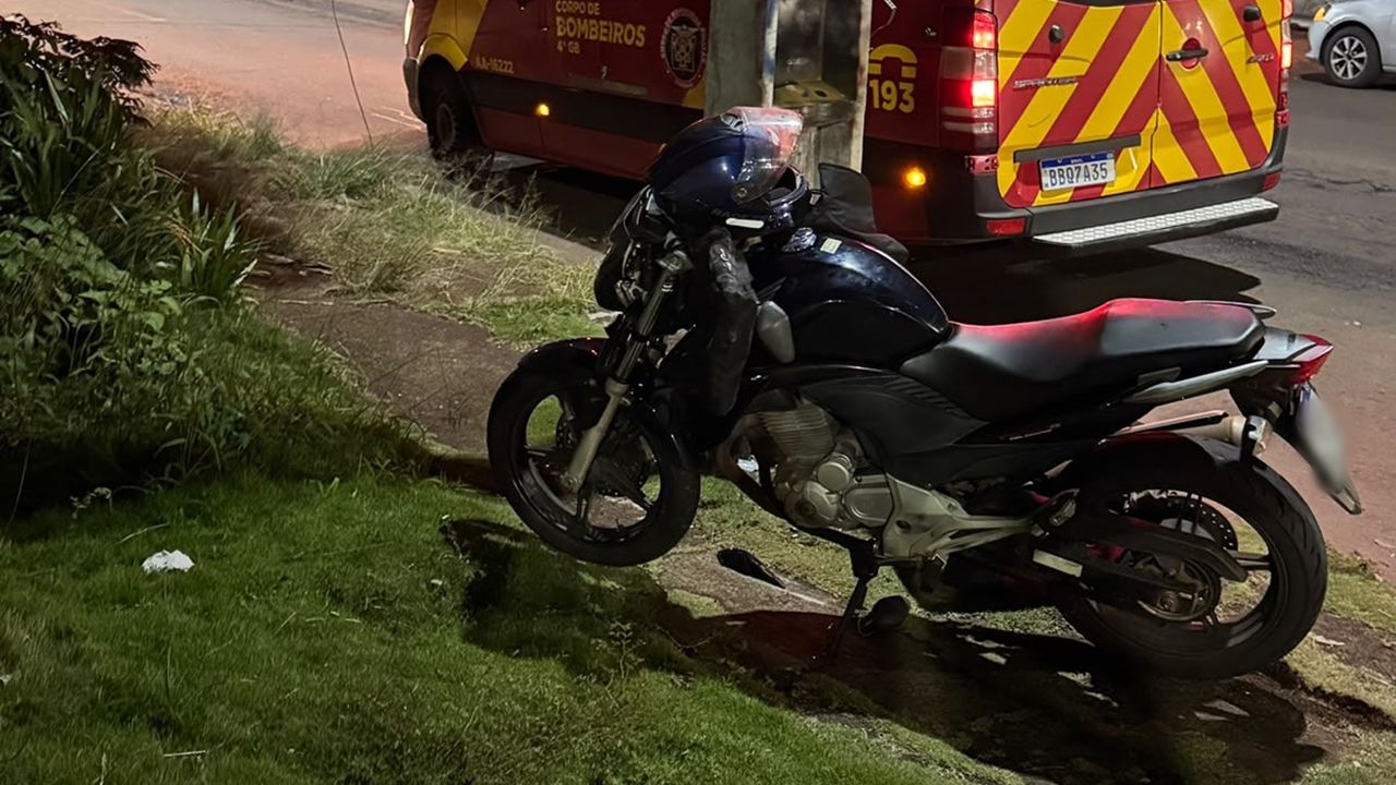 Motociclista de 21 anos fica ferido após colisão entre Honda CB300 e Fiat Strada no Bairro Periolo, em Cascavel