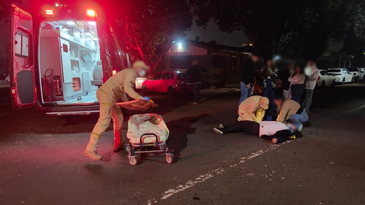 Motociclista de 24 anos fica ferido após colisão com carro no Centro de Cascavel