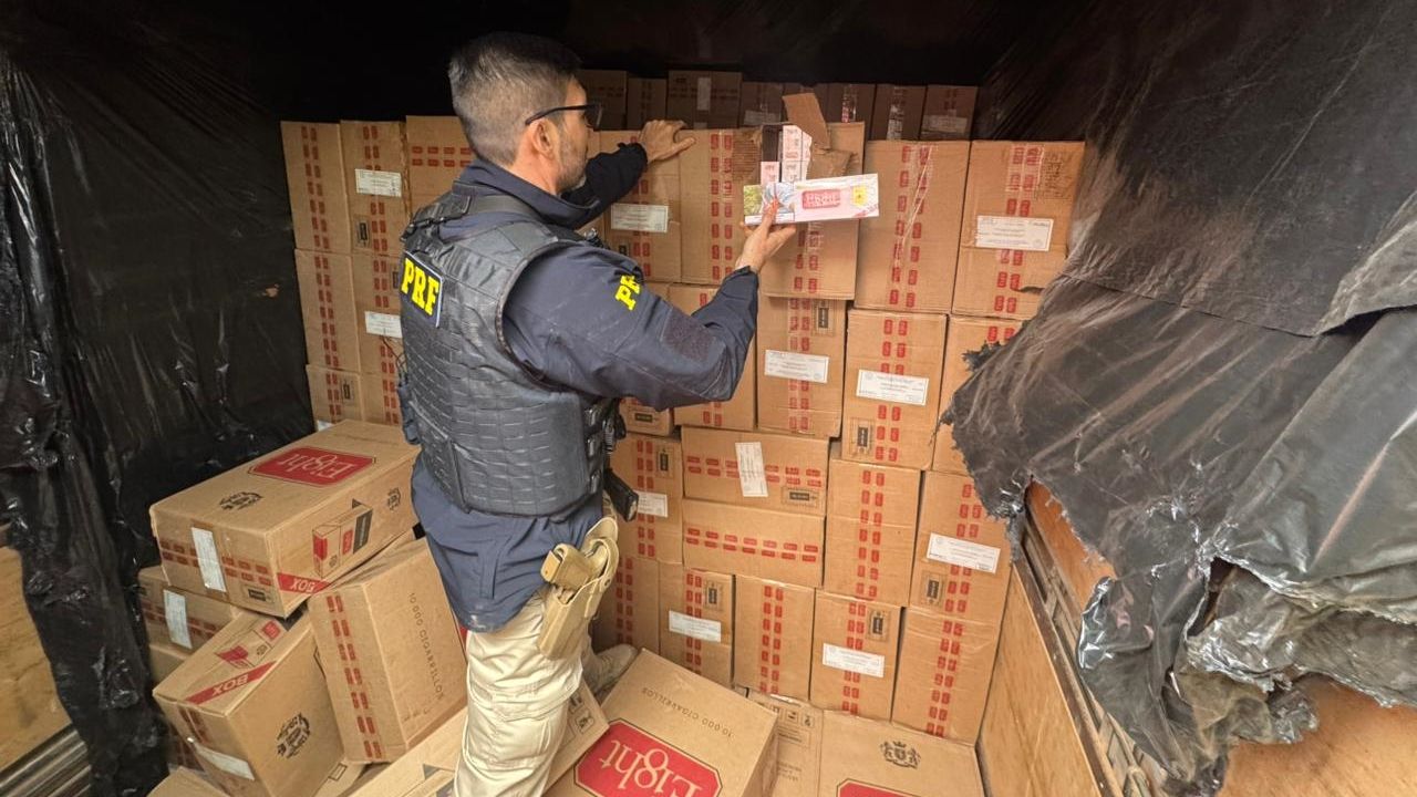 Caminhoneiro tenta forçar passagem em ponte interditada e abandona 500 mil maços de cigarros na BR-272