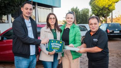 Imagem referente à notícia: Quedas do Iguaçu recebe novos veículos para Saúde e caminhão com caçamba para Agricultura e Meio Ambiente