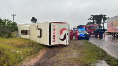 Imagem referente à notícia: Três vítimas seguem em estado grave após acidente entre ônibus e carro na BR-277 em Cascavel