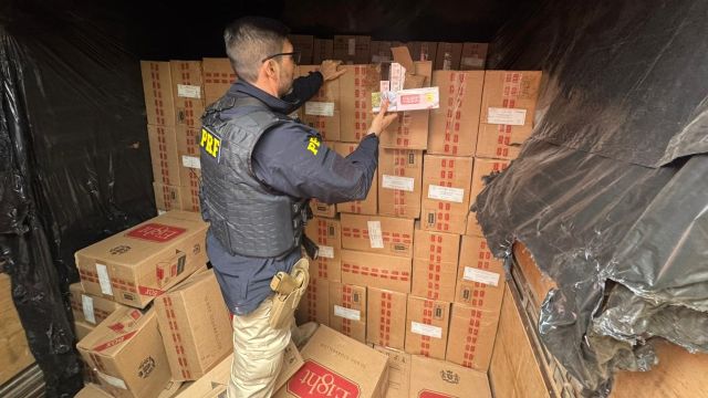 Caminhoneiro tenta forçar passagem em ponte interditada e abandona 500 mil maços de cigarros na BR-272