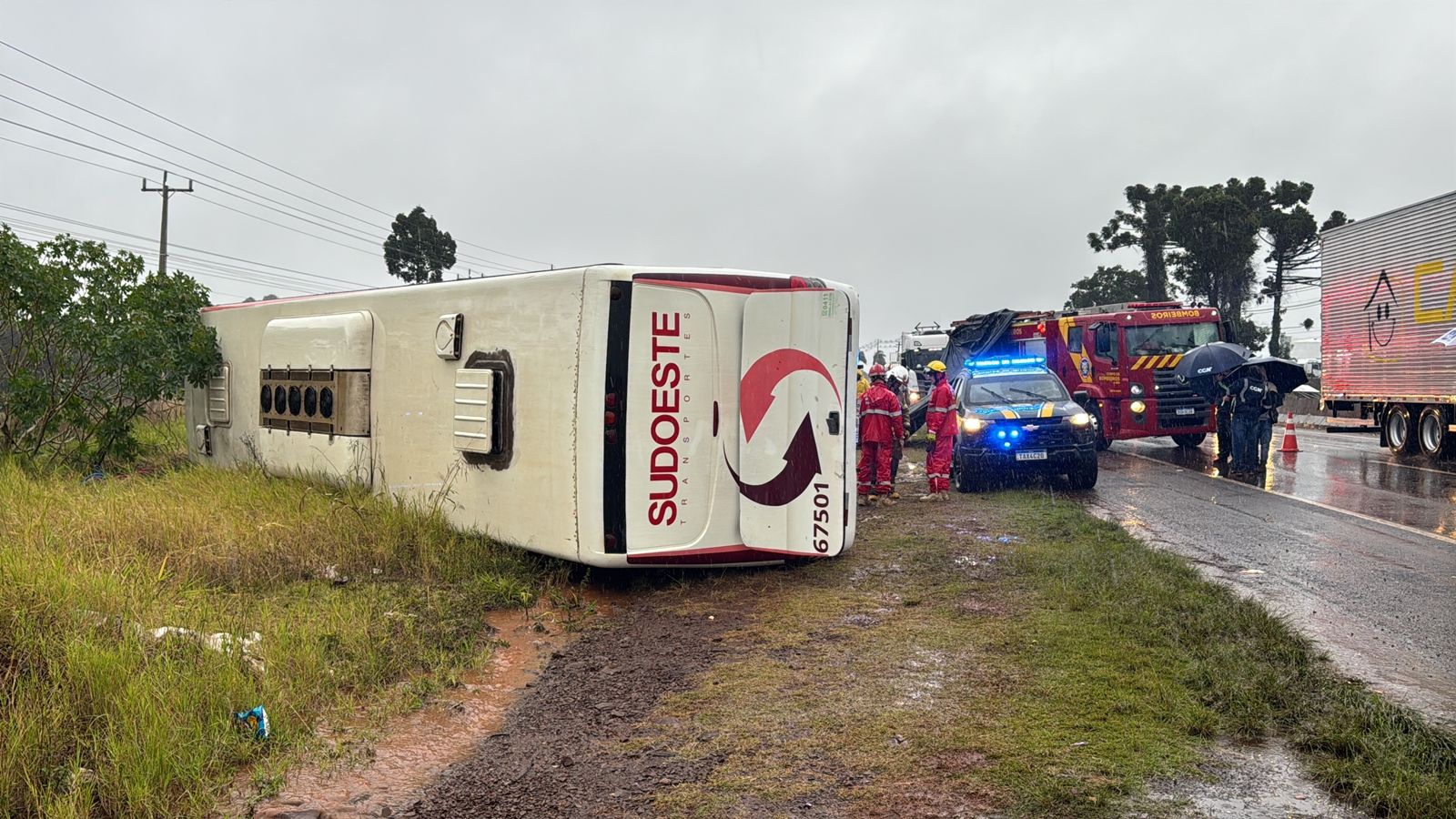 Imagem referente a notícia: Três vítimas seguem em estado grave após acidente entre ônibus e carro na BR-277 em Cascavel