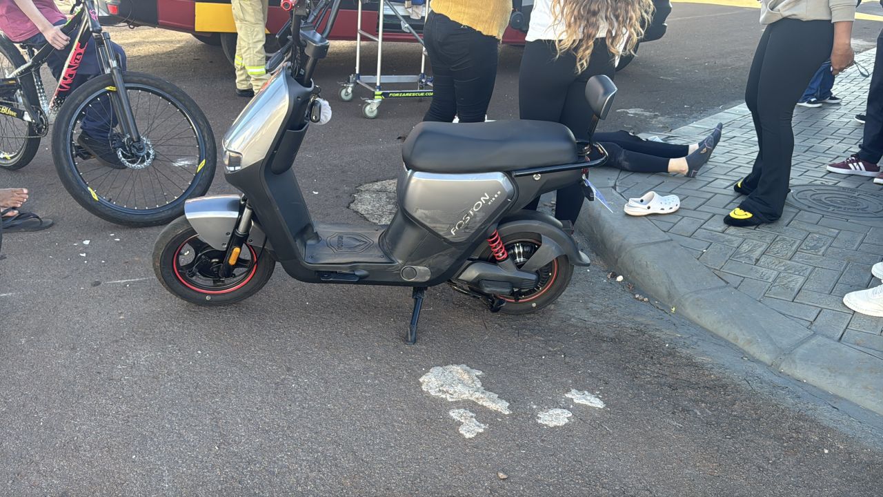 Duas jovens ficam feridas após colisão entre moto elétrica e carro no Belmonte, em Cascavel