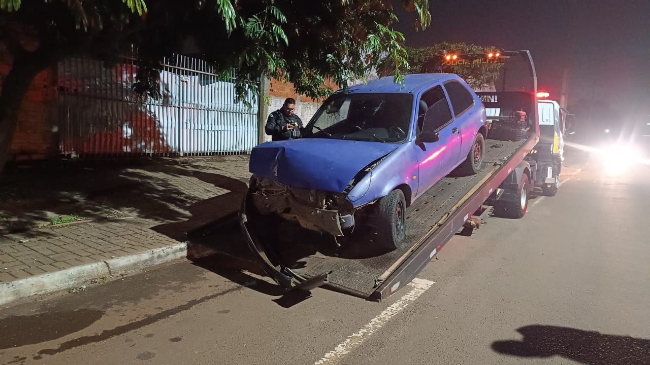Motorista abandona carro após bater em poste no bairro Cascavel Velho, em Cascavel