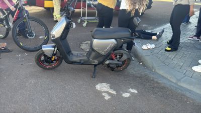 Imagem referente à notícia: Duas jovens ficam feridas após colisão entre moto elétrica e carro no Belmonte, em Cascavel