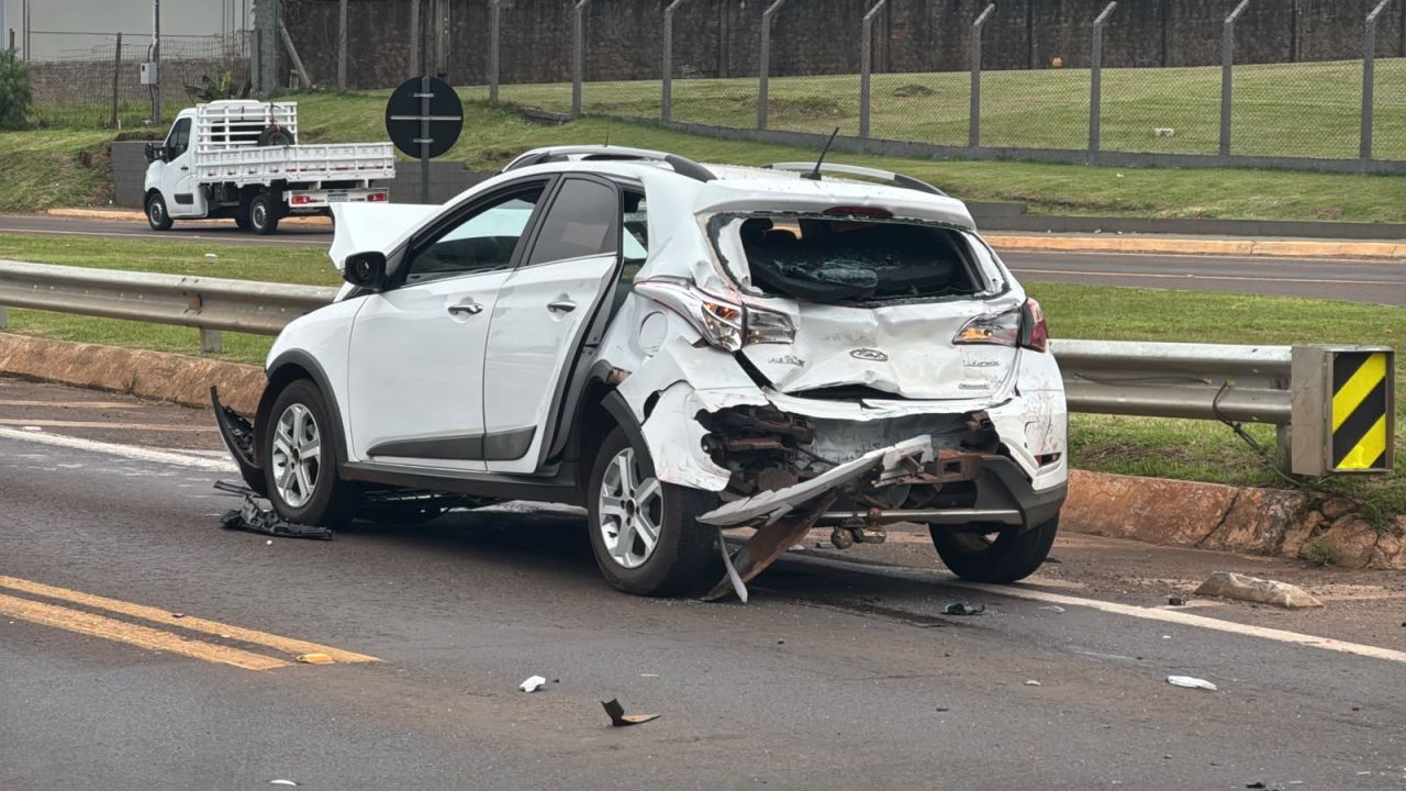 Engavetamento na BR-277 deixa veículos destruídos e complica trânsito no Trevo do Portal em Cascavel