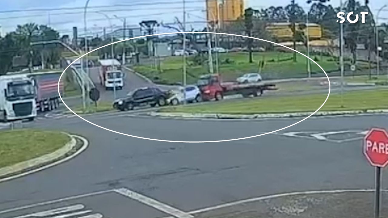 Imagens de câmera mostram engavetamento na BR-277 em Cascavel após caminhão atingir HB20 e deixar motorista ferido