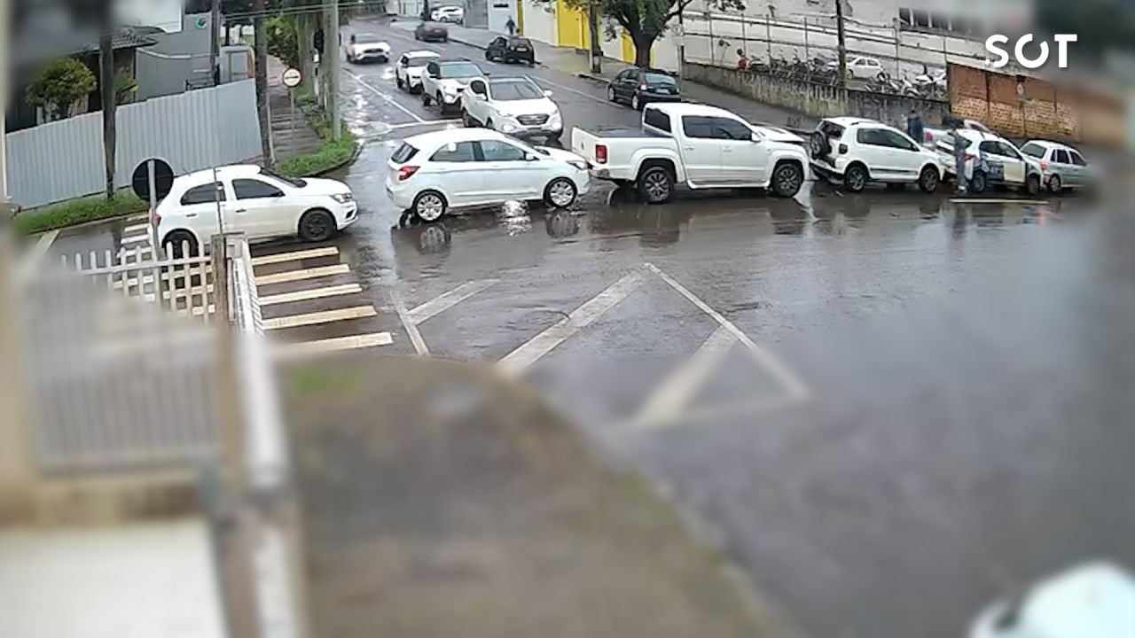 Engavetamento com seis veículos é registrado no Centro de Cascavel
