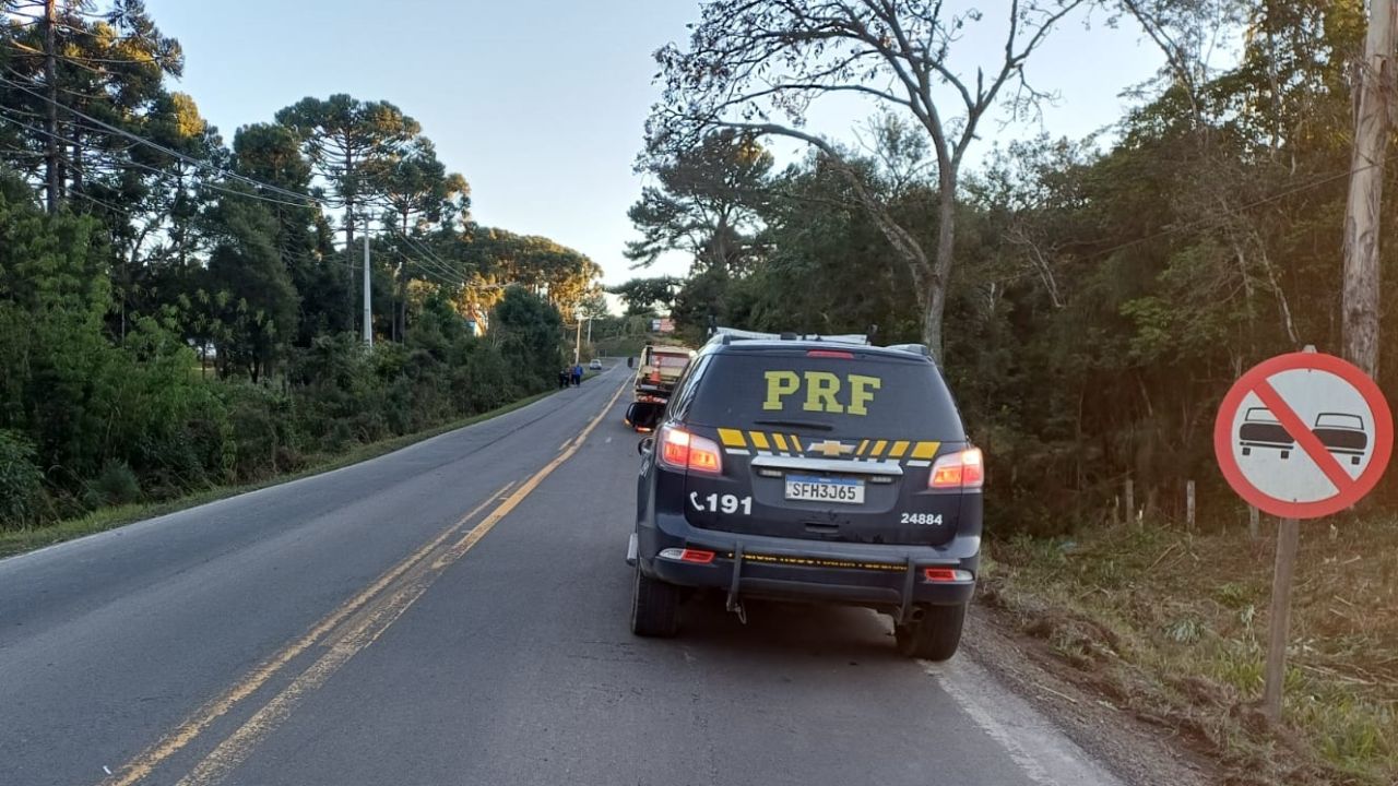 Motorista de Irati morre após capotamento e colisão contra árvore na BR-153, em Rio Azul