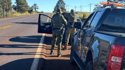 Imagem referente a notícia: FICCO/PR apreende mais de 70 kg de maconha e prende dois suspeitos em ação integrada na BR-369 em Cascavel