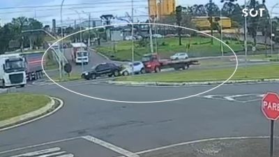 Imagem referente à notícia: Imagens de câmera mostram engavetamento na BR-277 em Cascavel após caminhão atingir HB20 e deixar motorista ferido