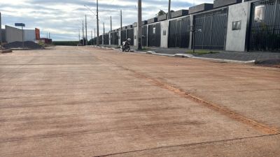 Imagem referente à notícia: Sem solução imediata para os buracos: Cascavel busca alternativas, enquanto ruas de concreto seguem praticamente intactas