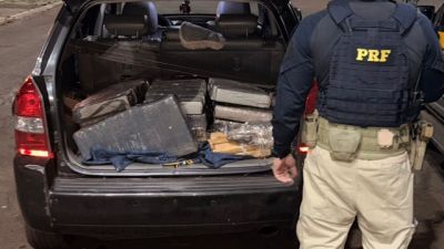 Imagem referente à notícia: PRF apreende 150 quilos de maconha na BR-277 e prende homem por tráfico em Santa Terezinha de Itaipu