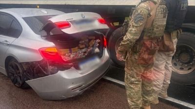 Imagem referente à notícia: PRF apreende mais de 300 kg de drogas após motorista de BMW tentar atropelar policial na BR-277 em Balsa Nova