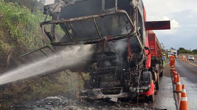Caminhão carregado com açúcar pega fogo na BR-163 em Realeza