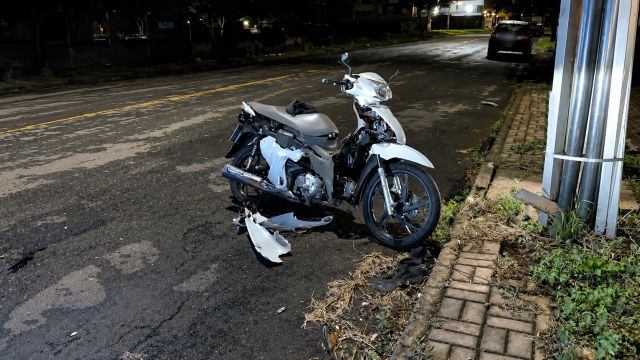Motociclista fica em estado gravíssimo após colisão com carro que fugiu e retornou no Jardim Santo Inácio em Cascavel
