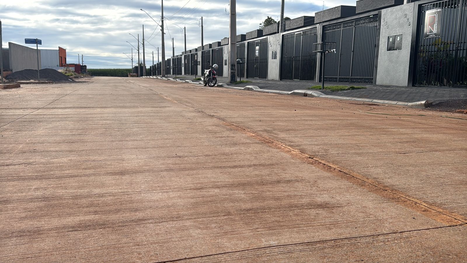 Imagem referente a notícia: Sem solução imediata para os buracos: Cascavel busca alternativas, enquanto ruas de concreto seguem praticamente intactas