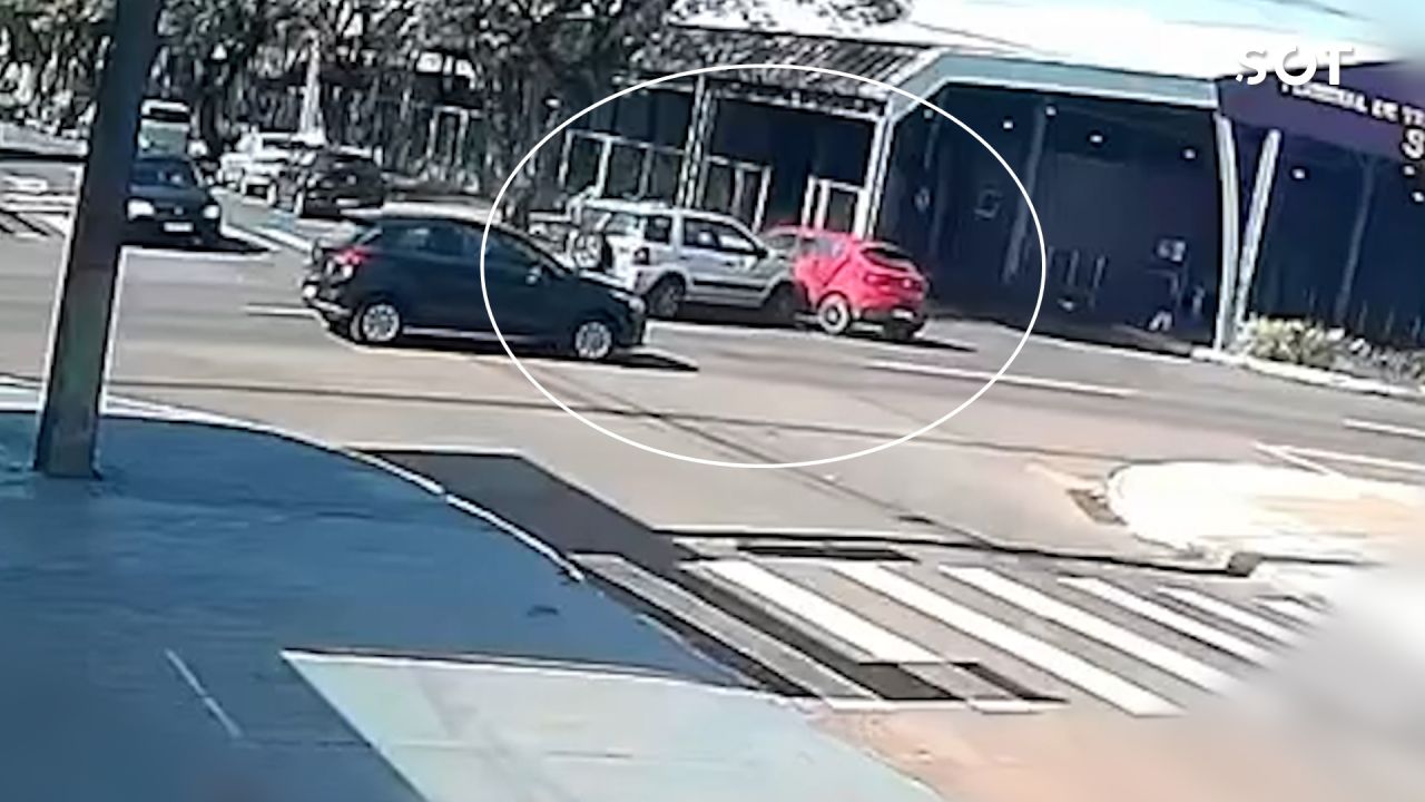 Colisão entre carros deixa três feridos e causa transtornos no trânsito em frente ao Terminal Sul de Cascavel