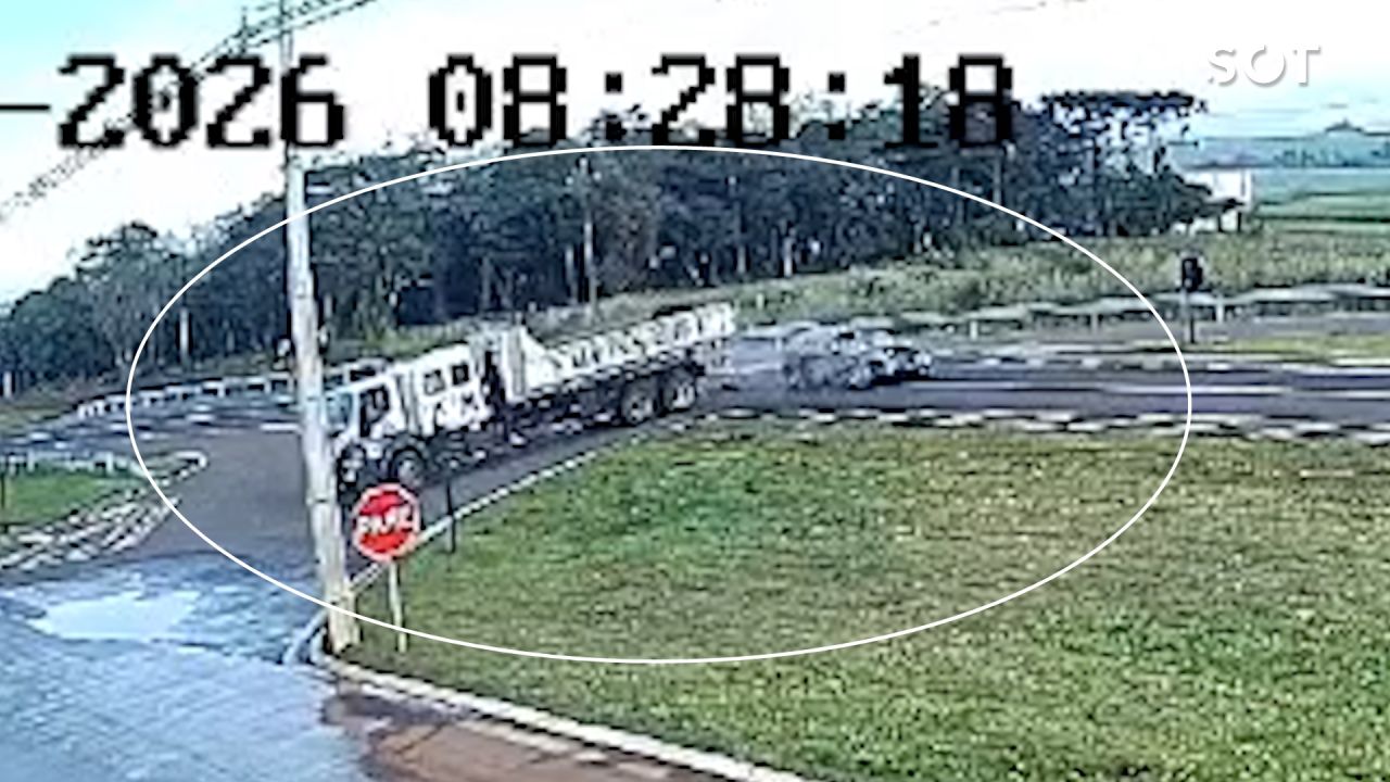 Câmera registra acidente entre carro e caminhão no trevo da Coopavel, em Santa Tereza do Oeste