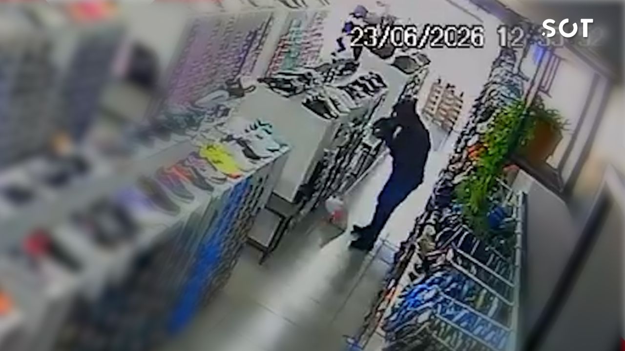 Furto é registrado por câmeras de segurança em loja de calçados em Cascavel; comércio pede ajuda para localizar suspeito