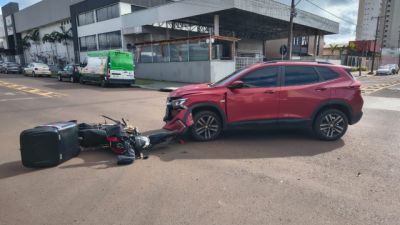 Imagem referente a notícia: Acidente entre carro e moto deixa homem ferido no bairro Coqueiral, em Cascavel