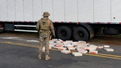 Imagem referente à notícia: Caminhão com duas toneladas de maconha é interceptado pela PRF na BR-163 em Cascavel