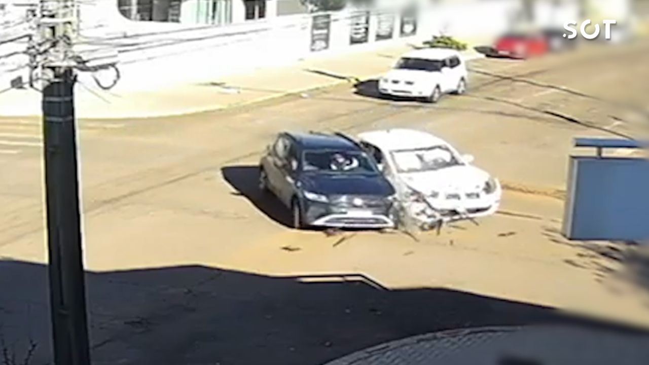 Câmera flagra colisão entre T-Cross e Argo em cruzamento com semáforo no Bairro Neva em Cascavel