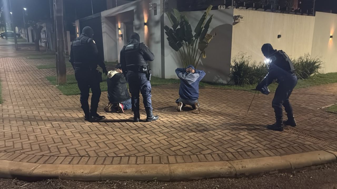 Dupla é detida após suspeita de furtar dinheiro de taxista e fugir sem pagar corrida em Cascavel