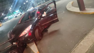 Imagem referente à notícia: Mulher é presa por embriaguez ao volante após colisão no Centro de Cascavel