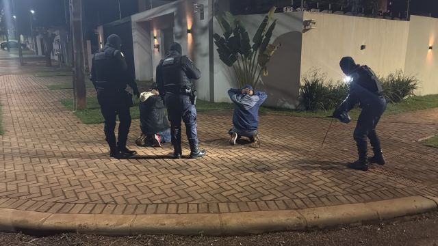Dupla é detida após suspeita de furtar dinheiro de taxista e fugir sem pagar corrida em Cascavel