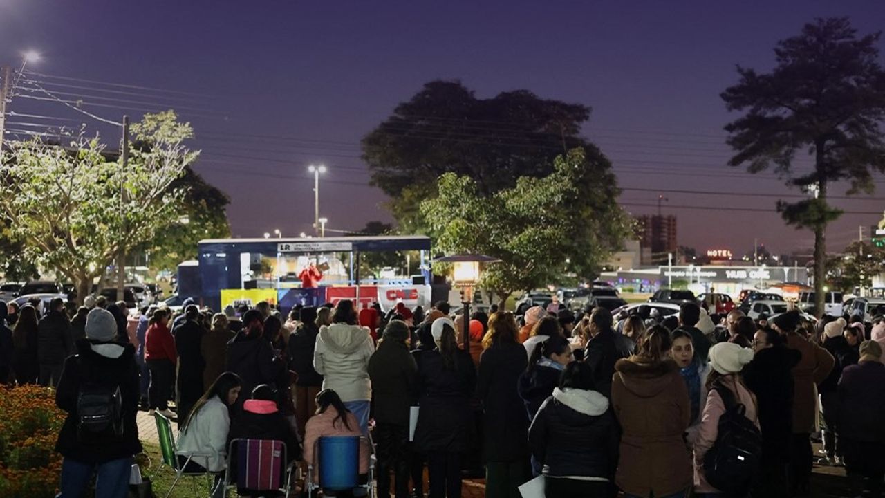Professores da rede municipal de Cascavel fazem manifestação em frente à Prefeitura e indicam possível greve