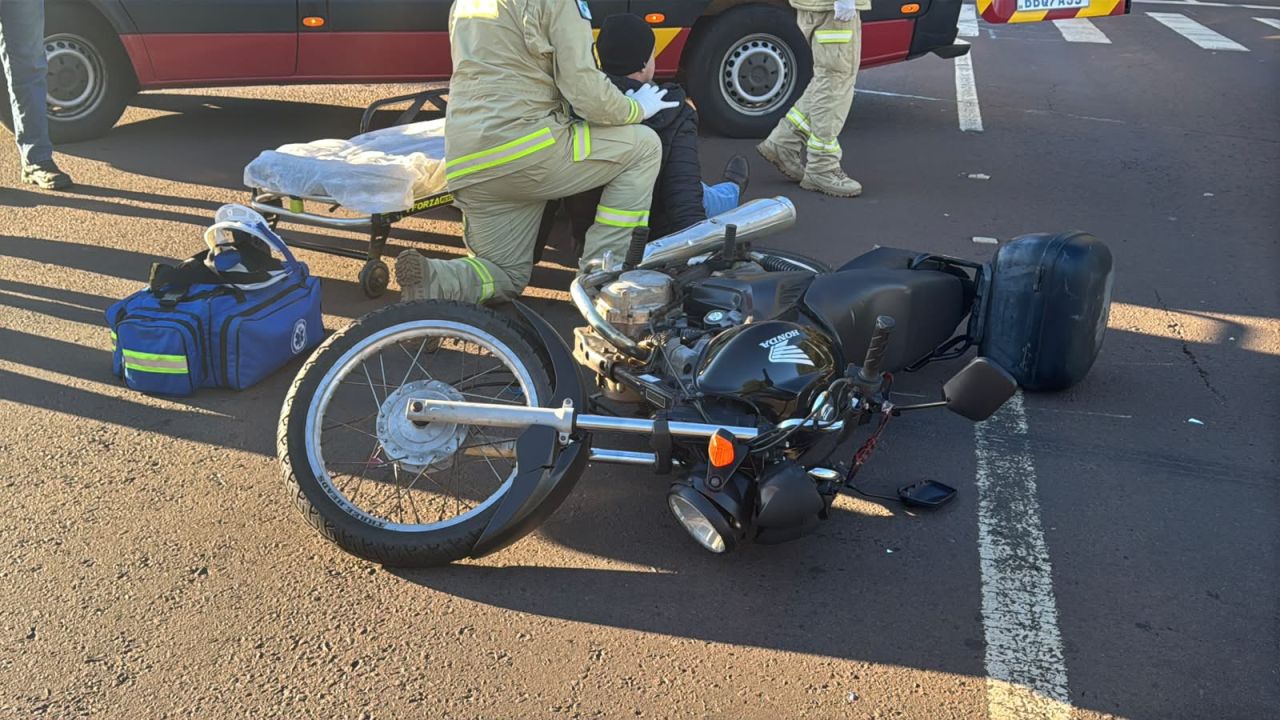 Duas pessoas ficam feridas após colisão entre moto e bicicleta na Avenida Brasil, em Cascavel