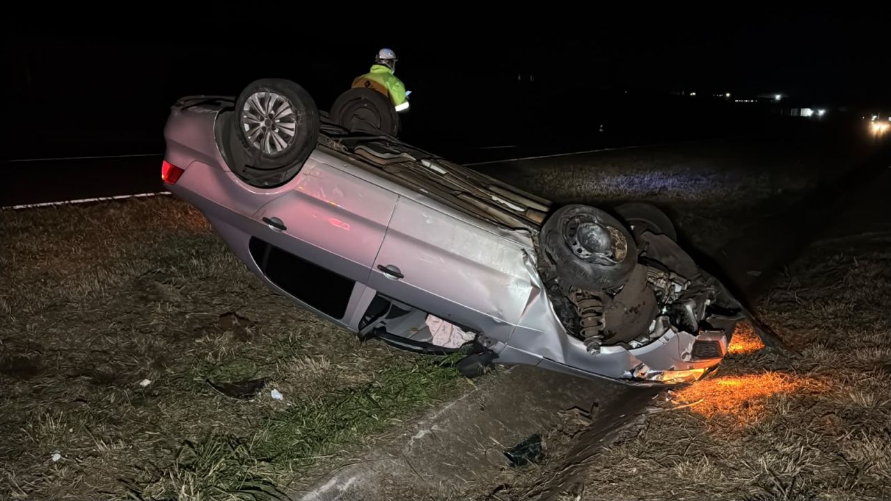 Motorista capota carro na BR-467 após ser fechada por outro veículo em Cascavel