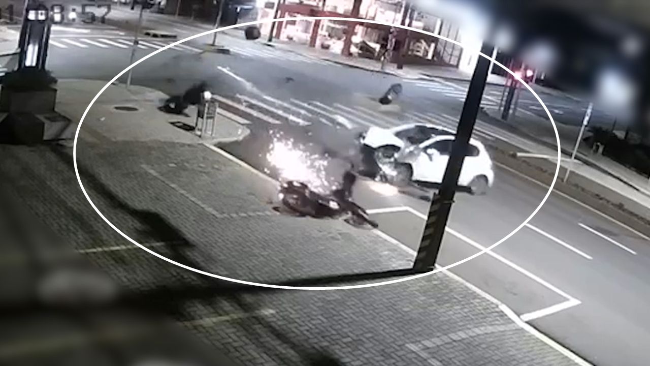 Motociclista é arremessado após colisão violenta em cruzamento de Cascavel; motorista foge do local