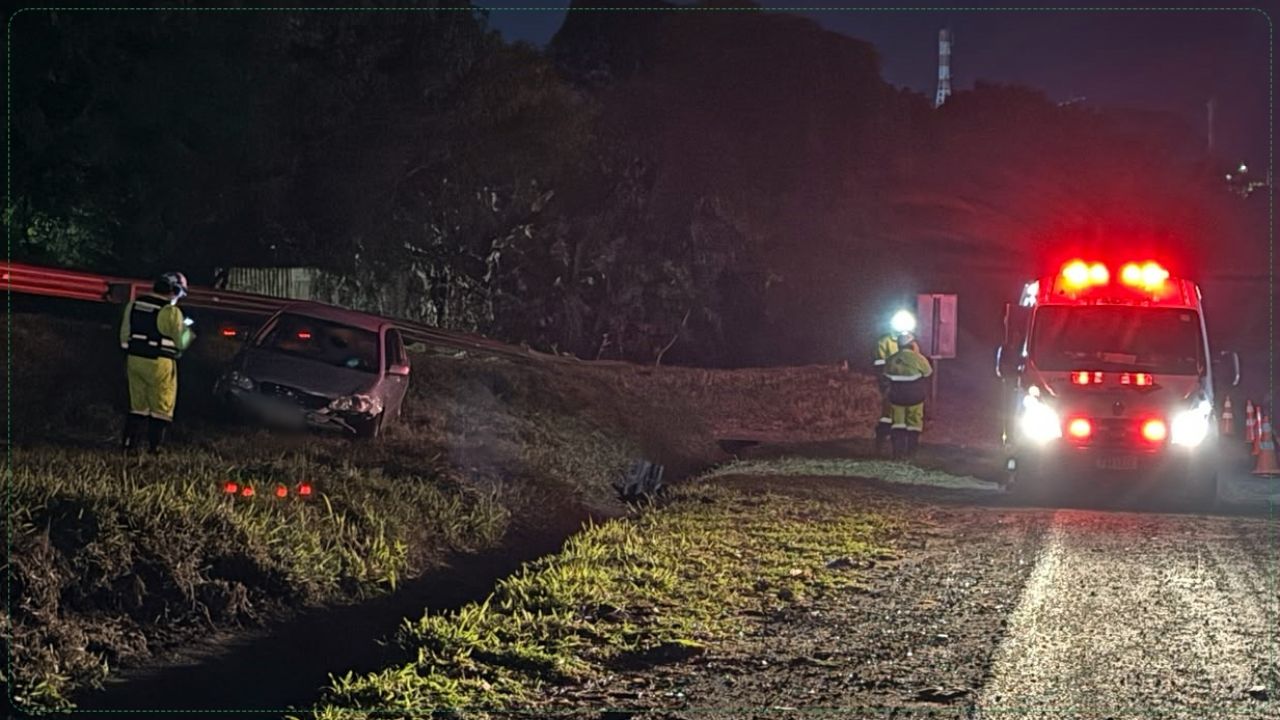Carro sobe mureta e para sobre barranco após saída de pista na PRc-467 em Cascavel
