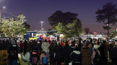 Imagem referente à notícia: Professores da rede municipal de Cascavel fazem manifestação em frente à Prefeitura e indicam possível greve