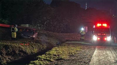 Imagem referente à notícia: Carro sobe mureta e para sobre barranco após saída de pista na PRc-467 em Cascavel